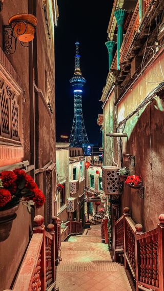 What is Kashgar like at night? The city is charming and mysterious after dark. 
