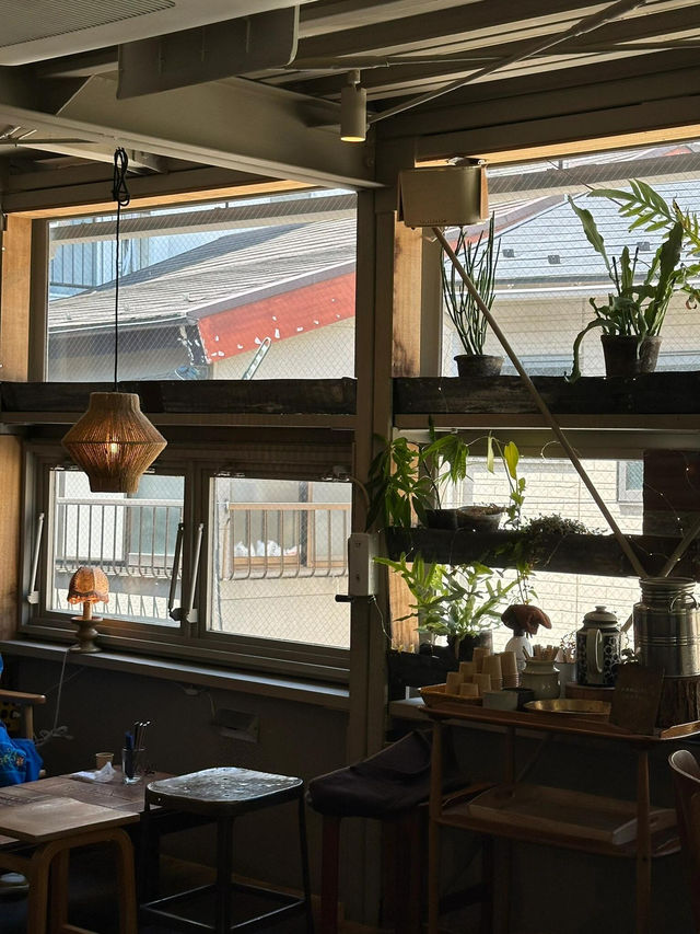 表參道巷弄咖啡館！三層樓空間好拍但食物難評🤨☕️