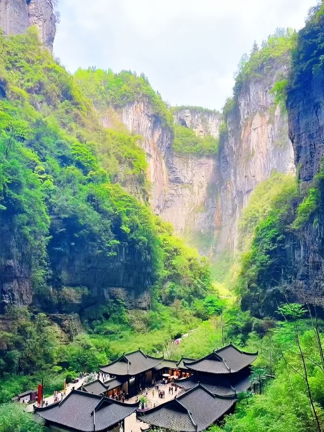 春秋季係最佳嘅遊覽季節，避開雨季以防路滑