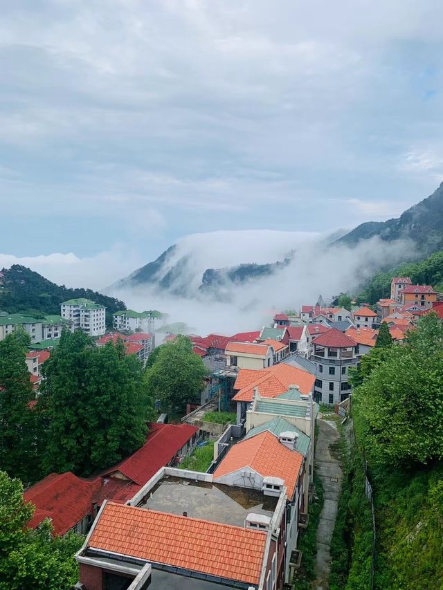 雲中漫步，慢品廬山—邂逅廬山的詩與霧