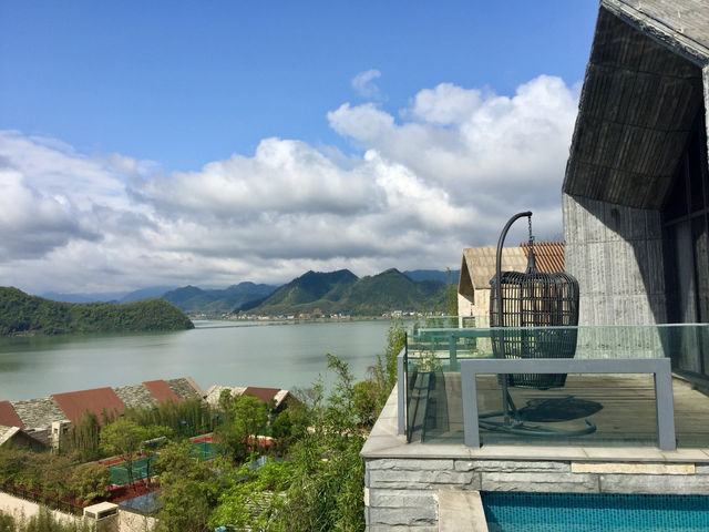 集山、湖、優秀人文建築於一體嘅高級酒店！