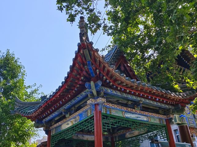 戶縣有座鐘鼓樓，半截插喺天裏頭