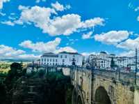 龍達（Ronda），呢座建喺懸崖上嘅白色小鎮