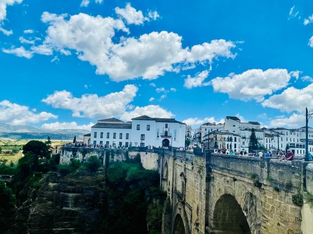 龍達（Ronda），呢座建喺懸崖上嘅白色小鎮