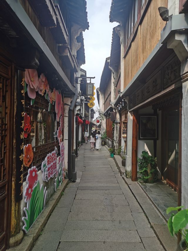 去周莊水鄉打開時光隧道，三天漫遊千年古鎮，每一幀都是水墨畫卷般的美  住宿Tips： 牆裂安利