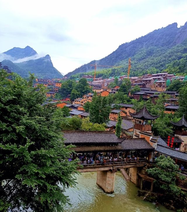嚟上饒必打卡嘅仙俠世界！望仙谷真係太正喇，懸崖上嘅古村落，夜景靚到窒息～跟住呢條攻略玩，輕鬆ge