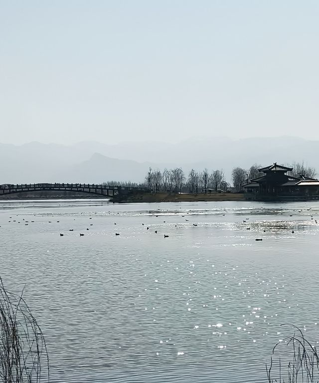 昆明池水漾星辰，漢唐風月浸羅裙