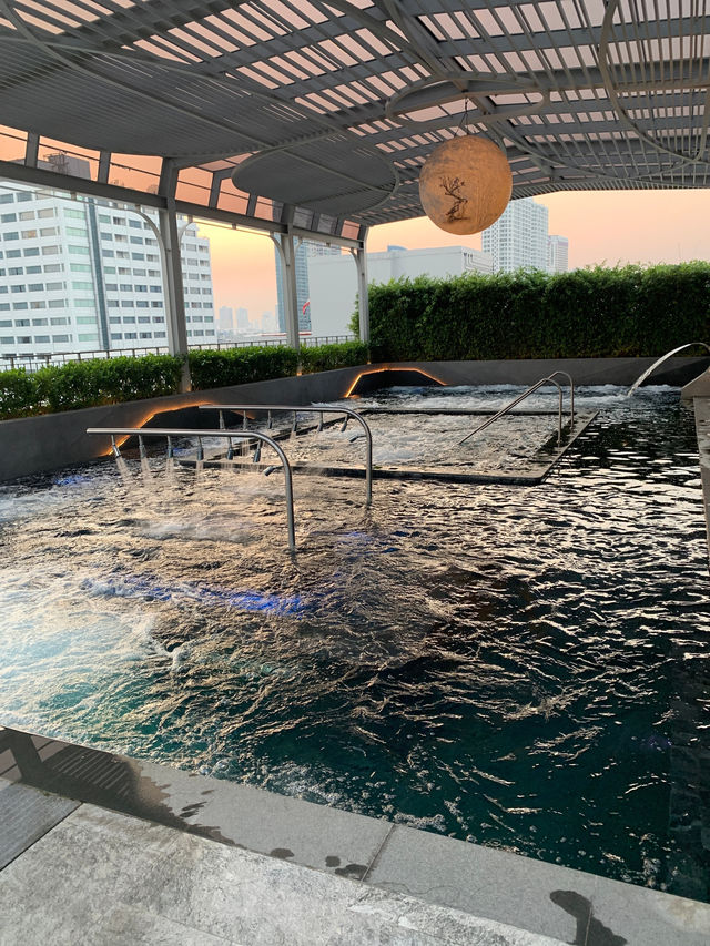曼谷河邊的時尚與舒適體驗