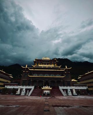 木里大寺：雪山下的金色信仰