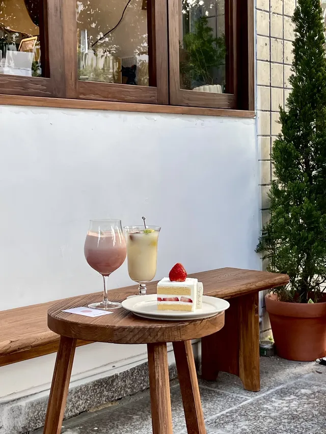 泉州新的木質調咖啡店,坐在綠意窗台飲咖 泉州新的木質調咖啡店,坐在綠意窗台飲咖