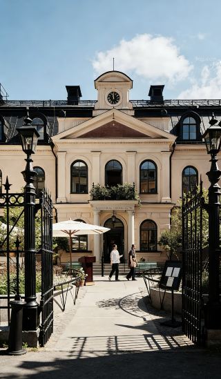 อัญ<bos> ที่ซ่อนอยู่! คฤหาสน์ที่สวยงามน่าทึ่ง ตั้งอยู่ห่างไกลจากเส้นทางท่องเที่ยวหลักในสตอกโฮล์ม!