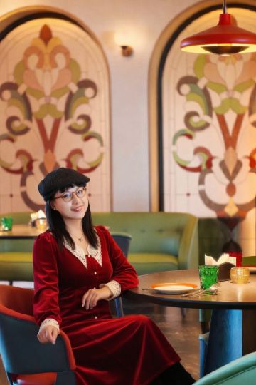 Restoran dengan balkon yang menghadap ke Kota Terlarang memberikan sensasi seperti berada di museum seni Eropa.