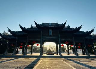 เพื่อนรัก หากท่านเบื่อหน่ายกับเมืองโบราณที่แออัดไปด้วยการค้า เมืองโบราณจูเซียนในปัจจุบัน ซึ่งปราศจากการค้าขายและยังคงความเป็นเมืองโบราณดั้งเดิมสมัยหมิงและชิง จะช่วยให้ท่านรู้สึกสดชื่นอย่างแน่นอน