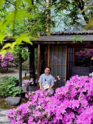 The teahouse next to Sanxingdui perfectly embodies the meaning of "springtime in full bloom".
