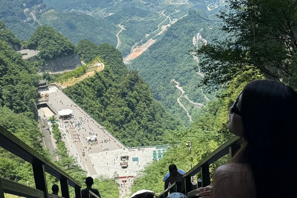 Taking the kids to Tianmen Mountain for a sea of clouds rendezvous