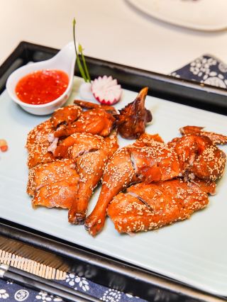 這次下榻的飯店,從公區到客房,從晨練到夜宴,皆是一場關於「質感」的敘事 🤍

大廳仰首,藝術裝置如流雲綰風,懸於之上的香雲紗燈飾,是當代嶺南溫柔的註腳 🌫

客房以低飽和色調鋪陳鬆弛感。柔和燈影、高品質織品……每一處細節都在消解疲憊。

健身房的啞鈴整齊、設備專業,落地鏡延伸出通透場域。晨起或入夜,皆讓身心保持優雅的張力 🌿

🍽 關於錦雲樓中餐廳,脆皮炸雞金黃酥亮,芝麻綴於琥珀色表皮,蘸取鮮辣醬汁,是味蕾的華麗開場 🥢
香茅爽鱔是餐廳招牌,鑊氣十足,鮮嫩與醇厚在脣齒間達成微妙平衡。

好的飯店,從不止於「睡一晚」。
它是泳池裡的一道光、客房裡的一盞燈、健身房的一次深呼吸,也是錦雲樓裡那一口恰到好處的煙火氣。

✔️收藏這份城市度假靈感,赴一場身心的歸隱之約

#飯店美學 #品質生活 #城市度假 #中餐廳推薦 #錦雲樓 #泳池飯店 #健身房打卡 #高級感住宿 #生活儀式感 #晚市吃什麼 #順德保利假日飯店