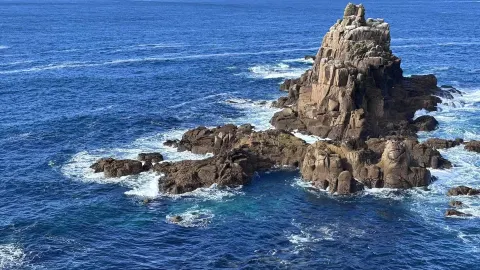 Birunya Lautan yang Dalam. — traveler post in Cornwall