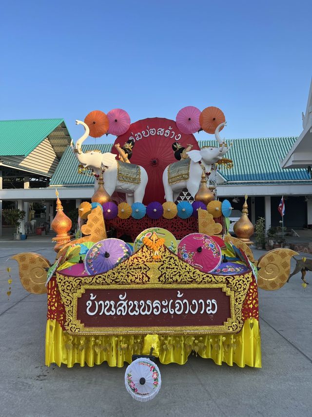 เที่ยวเทศกาลงานร่มบ่อสร้างสันกำแพง