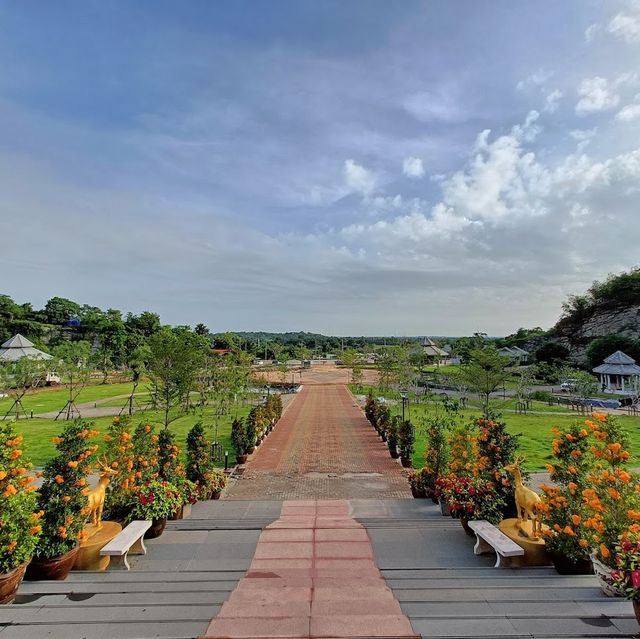 พระพุทธรูปแกะสลักภูผาใหญ่ที่สุดในโลก