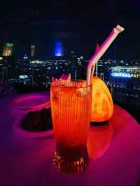 นั่งชิลชมกรุงยามค่ำคืนที่ Red Sky Restaurant