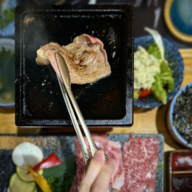 📍香港西環｜頑石燒肉所 · 出色吉列牛烤肉小店🐂🔥 店鋪氣氛別具風味🏮