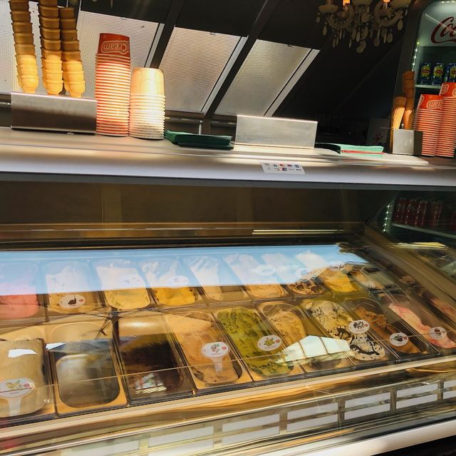 荷蘭🇳🇱鹿特丹 Rotterdam 🍦🍨吃冰淇淋欣賞美好風景🟨⬜️立體方塊屋 Cube Houses 