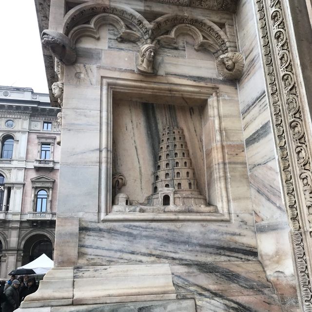 A Tour inside the Milan cathedral 