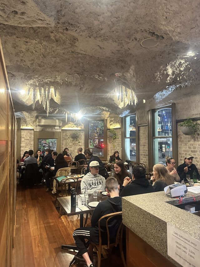 [墨爾本] 超人氣希臘料理餐廳 浮誇鐘乳石裝潢超好拍-Stalactites