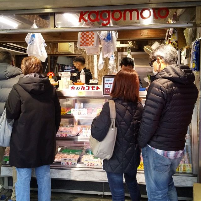 『肉のカブモト』鉄板で焼くアツアツのホルモン焼き