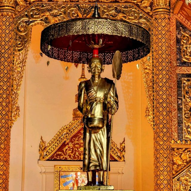 A Night of Serenity at Wat Phra Singh Woramahawihan