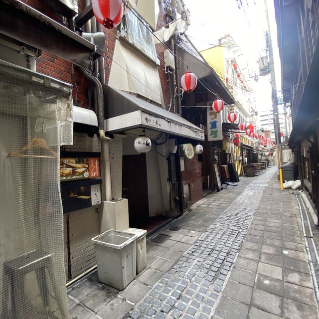 お初天神の道中に突如現れる路地！見落としそうなお初天神裏参道！石畳の参道脇に並ぶ飲食店街！ディープ大阪なスポット