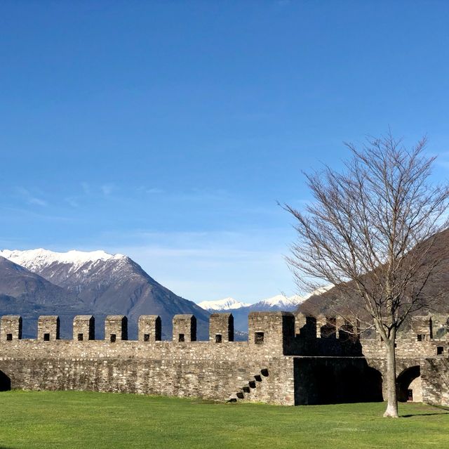 Bellinzona's Grand Castle: Timeless Majesty