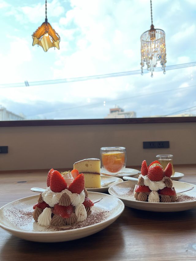 【福岡カフェ】ステンドグラスの灯りに癒される大人の空間でくつろぎませんか？