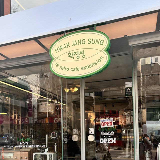 음악과 레트로가 흐르는 감성카페 ’확장성‘
