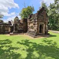 ปราสาทหินสระกำแพงน้อย 