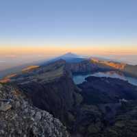 Hiking up Mount Rinjani, Indonesia 🇮🇩🥾⛰️