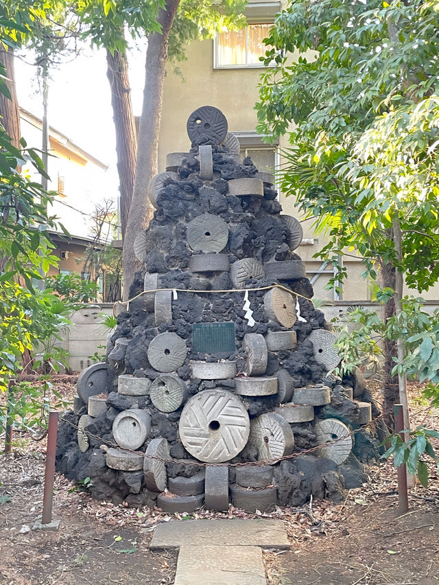【小金井神社/東京都】緑生い茂る境内に石臼塚と弓道場