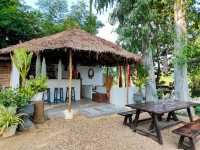 คาเฟ่ริมน้ำในรีสอร์ท The Antique Riverside 