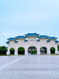 広大な敷地でゆったり散歩💛 衛兵交代式と巨大ブロンズ像