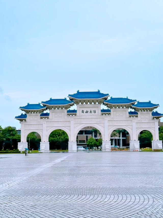 広大な敷地でゆったり散歩💛 衛兵交代式と巨大ブロンズ像