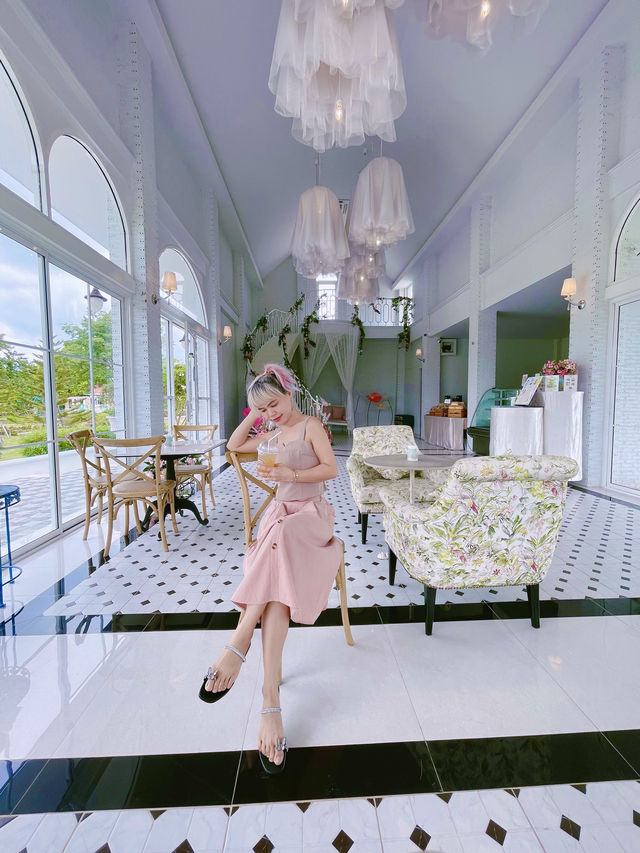 คาเฟ่สีขาว มันจึ้งมากกกแม่