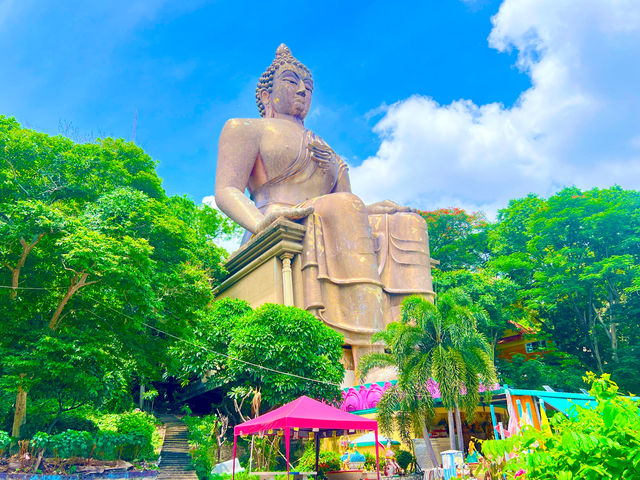 สักการะหลวงพ่อองค์ใหญ่บนเชิงเขา