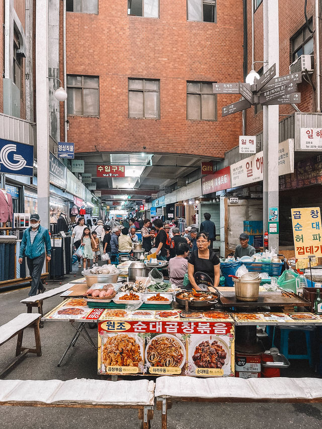 Strolling around Gwangjang Market in Seoul South Korea ✨