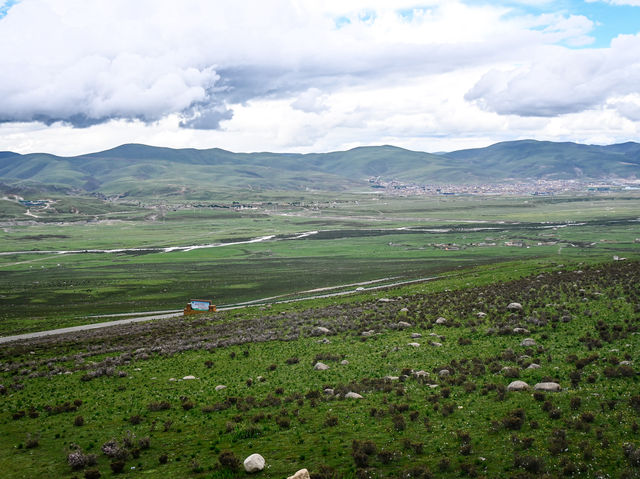 Litang Grassland: A Vast Expanse of Serene Beauty