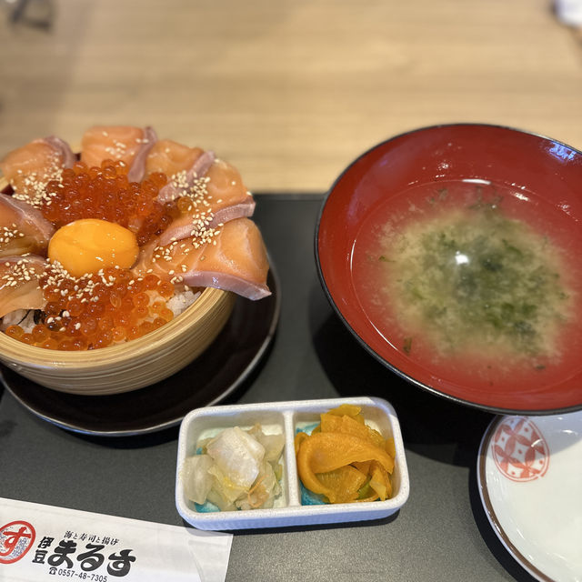 【静岡】温泉施設や飲食店が立ち並ぶ道の駅