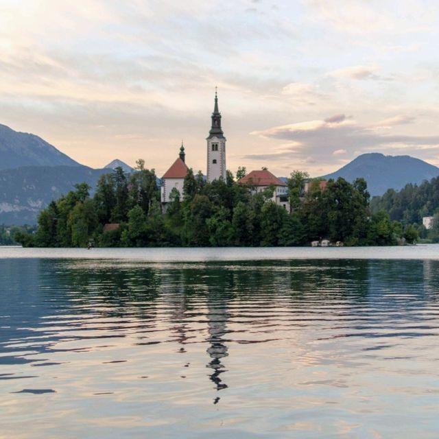  A Goregous lake and vibe