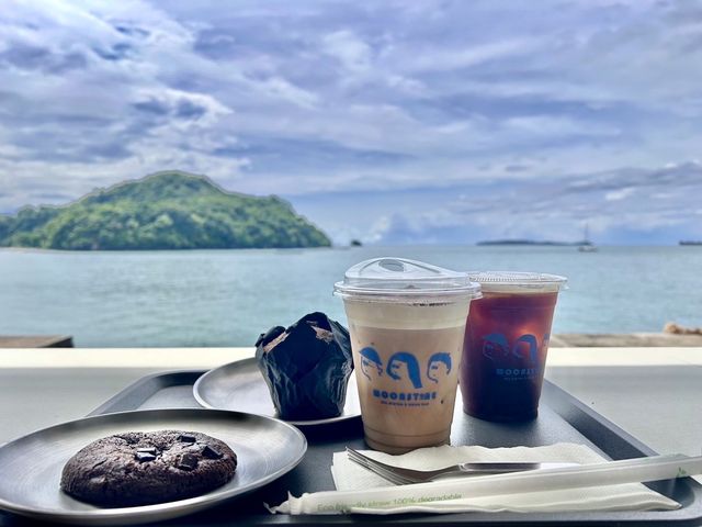 Moonstone cafe over the Sea ‧🌈🩵🌊