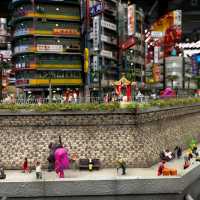ไปทัวร์เมืองมนุษย์จิ๋วที่ Small Worlds Tokyo กัน