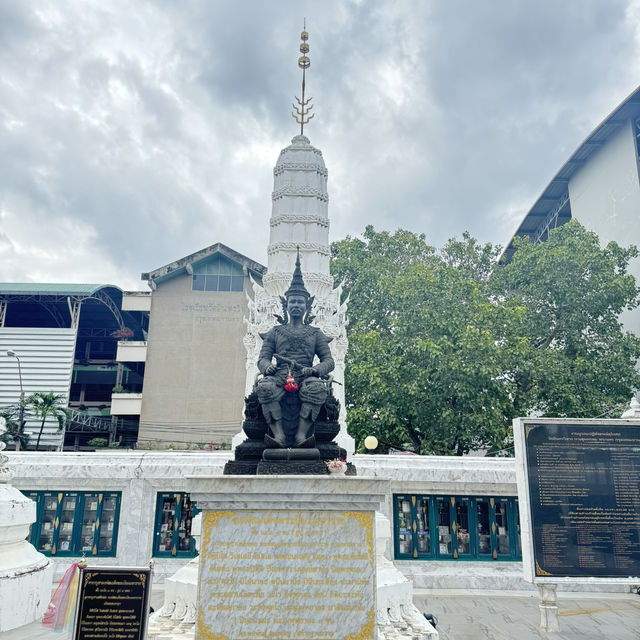 สวดมนต์ ไหว้พระ ขอพร ที่วัดอินทรวิหาร