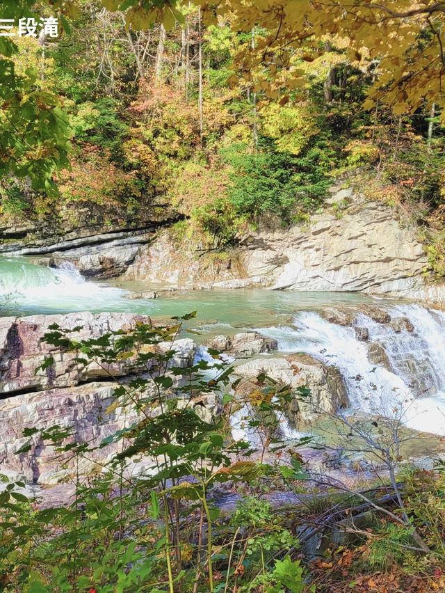 【大スケールの岩盤滝🍃三段滝💧】 